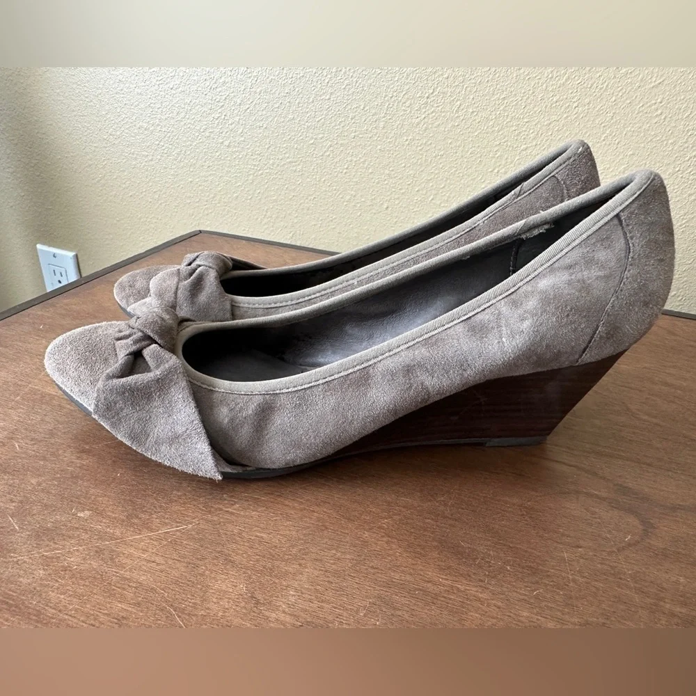 Nicole Gray Suede Wedges with Bow Detail – Size 6.5